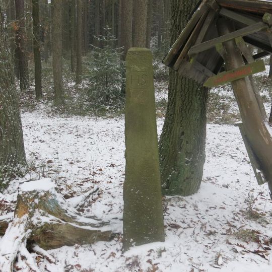 Trojmezný kámen u rozcestí lesních cest západně od Horního Vysokého