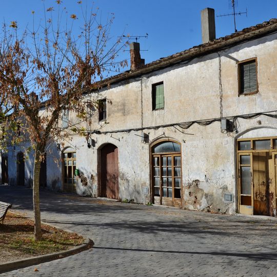 Conjunt de nou cases entre mitgeres