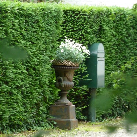 Kasteel Genbroek: vaas op sokkel