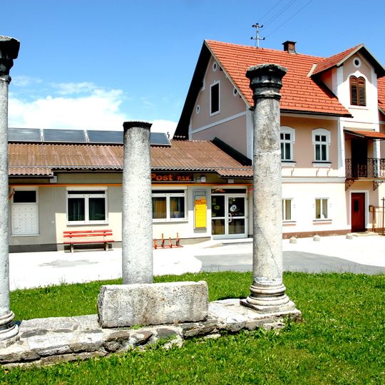 Architekturteile eines antiken Tempels