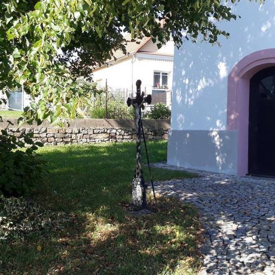 Kříž u kaple v Čekanicích