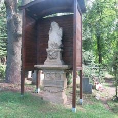 Socha svaté Anny přemístěná z Chanova na hřbitově v Mostě
