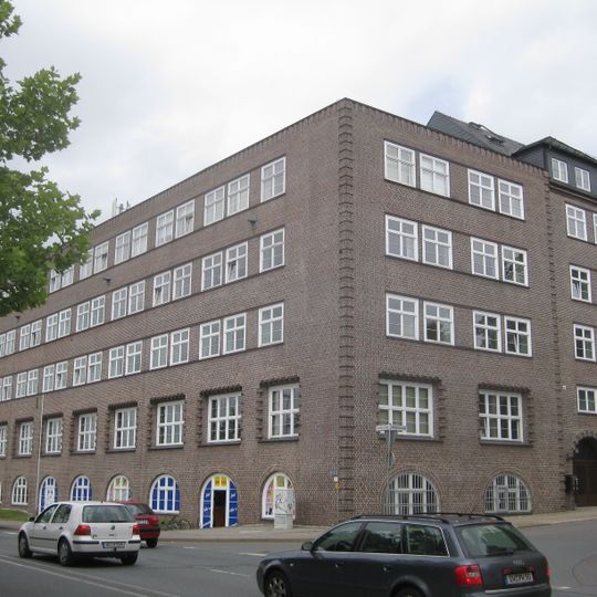 Fabrik- und Verwaltungsgebäude in geschlossener Bebauung mit Vorgarten Glockenstraße 1