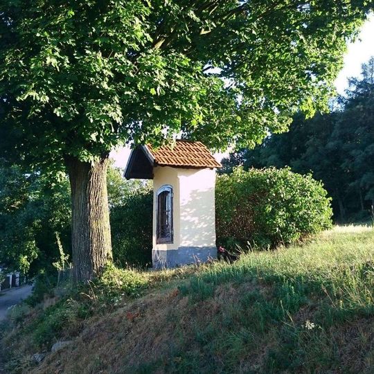 Kaplička jižně od Hlivína u cesty do Jankovské Lhoty