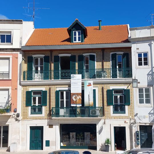Edifício na Praça 25 de Abril, n.º 73 a 75