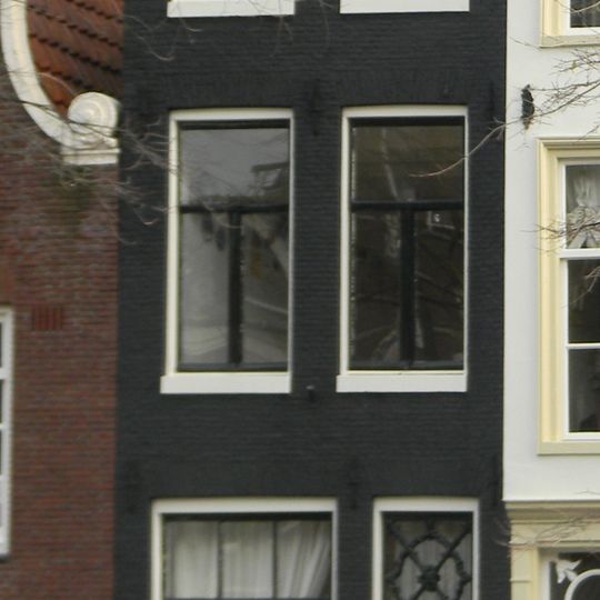 Pand met gevel onder gesneden rechte lijst met bijbehorend deurkalf en snijraam