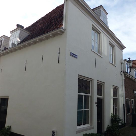 Hoek Muurhuizen. Lijstgevel, gepleisterd