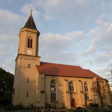 Kirche mit Kirchhof und Einfriedung, Aufbahrungshäuschen (ehemaliges Grufthaus), Denkmal für die Gefallenen des Ersten Weltkrieges und vier Grabmale Kirchstraße 8