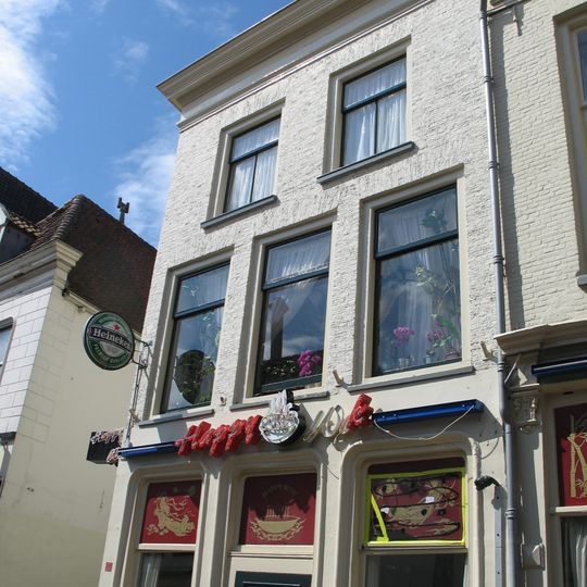 Pand met geverfde lijstgevel en gepleisterde pui