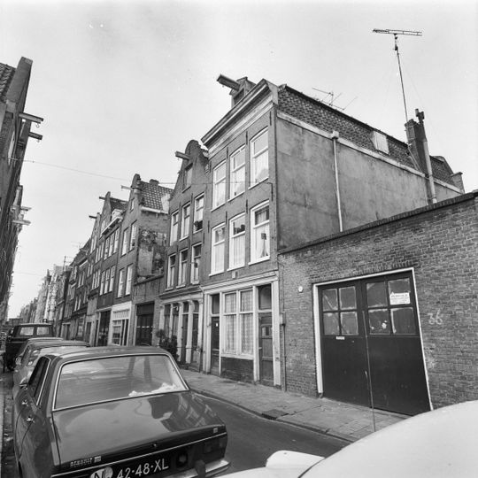 Huis met gevel onder klokvormige top met rollagen