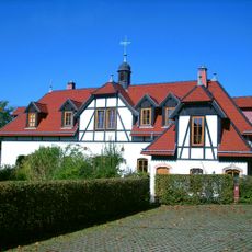 Gärtnerei Hauffe (ehemals); Wirtschaftsgebäude eines ehemaligen Gutes mit Einfriedung einschließlich Portal Feldstraße 14