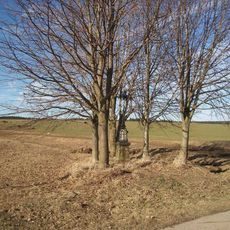 Kříž nad Těmicemi u rozcestí