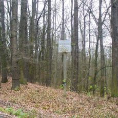 Pomník obětí z let 1943-45 u silnice z Levonic do Postoloprt