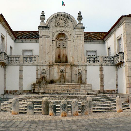 Palácio da Mitra, aqueduto, pombais, chafarizes, igreja, monumental portão de entrada e toda a área murada da antiga quinta