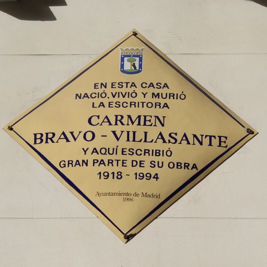 Placa conmemorativa en honor a Carmen Bravo-Villasante