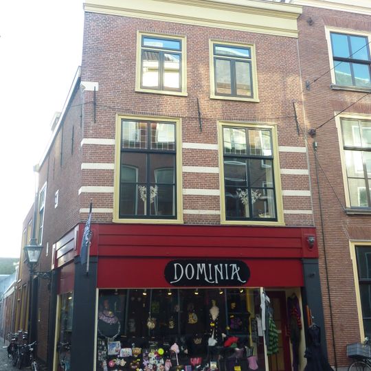 Hoekpand met gewijzigde rechte kroonlijst, onderpui gewijzigd