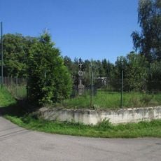 Kříž v Třebešicích v zahradě