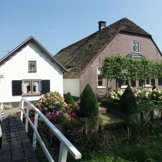 Boerderij langhuis topgevel met afgewolfd dak