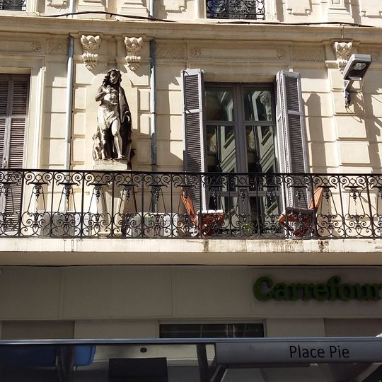 Homme avec un agneau