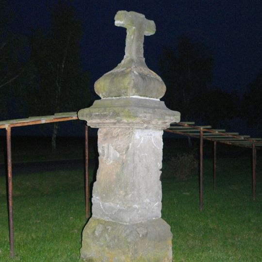 Kříž u silnice v Charvatcích