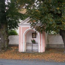 Kaplička v Měčíně u kostela