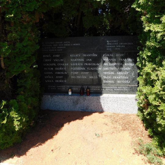 Pomník odbojářů z organizace Obrana národa na čestném pohřebišti na Ústředním hřbitově v Brně