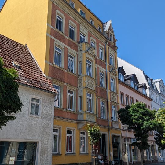 Mietshaus in geschlossener Bebauung Hauptstraße 3
