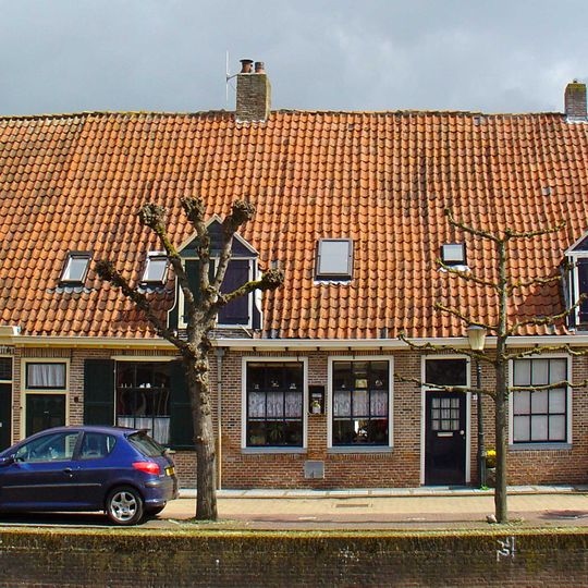 Verdiepingloos pand onder een kap met de nrs. 14-16 en 18-20