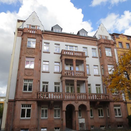Mietshaus in geschlossener Bebauung konzipiert, mit Vorgarten Lohrstraße 32