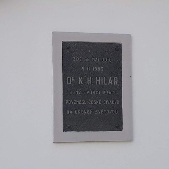 Pamětní deska Dr. K. H. Hilara v Sudoměřicích u Bechyně