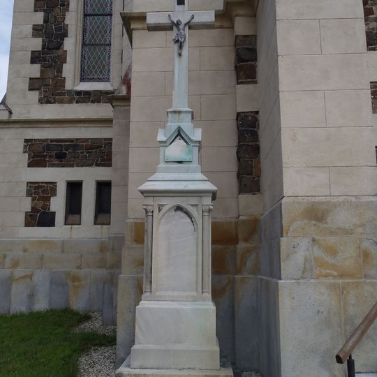 Kříž ve Vítkově u farního kostela Nanebevzetí Panny Marie