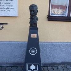 Busta Vincence Lesného v Komárovicích