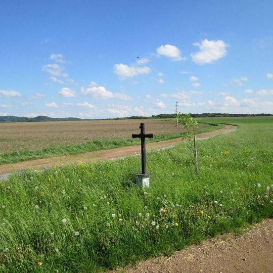Kříž jižně od Podmokel na rozcestí polních cest