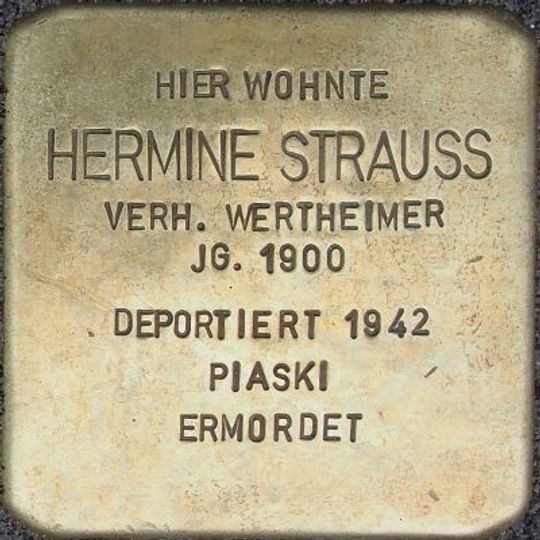 Stolperstein en memoria de Hermine Strauss