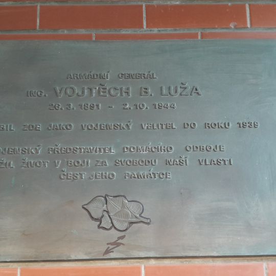 Pamětní deska generála Vojtěcha Luži na Univerzitě obrany na domě Grohova 104/6 v Brně