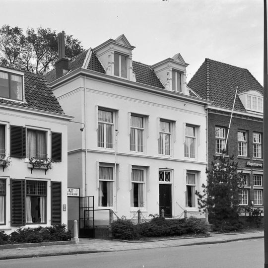 Pand met gepleisterde lijstgevel