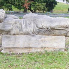 Socha Ležící žena naproti domu Cihlářská 4092 v Chomutově