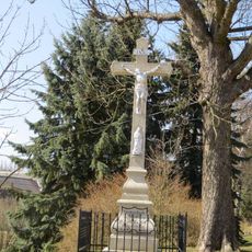 Kříž na návsi ve Vystrčenovicích