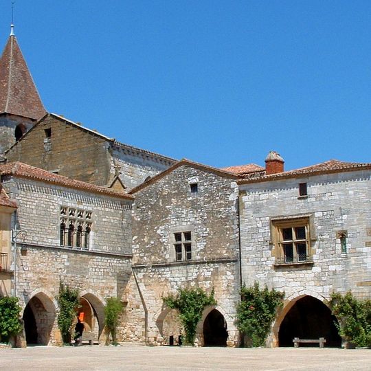 Maison d'angle à couvert, 1 place des Cornières