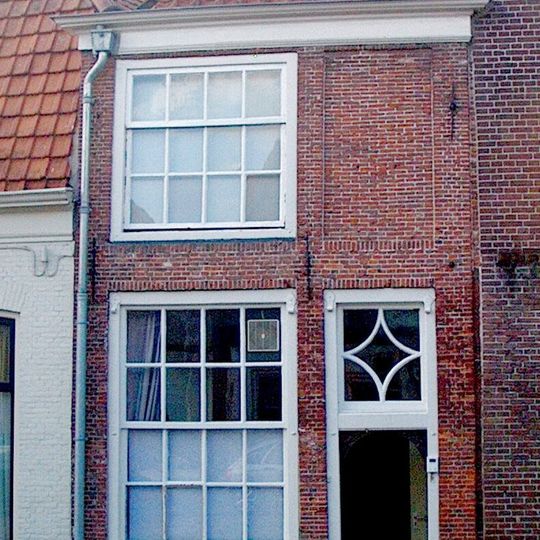 Smal pandje waarvan de vensters roedenverdeling hebben. Op de verdieping spaarveld