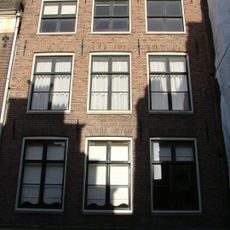 Pand met gevel onder rechte lijst