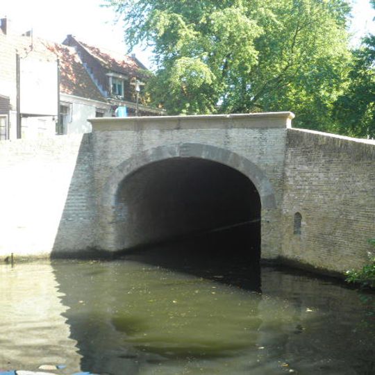 Gemetselde boogbrug over de oudegracht