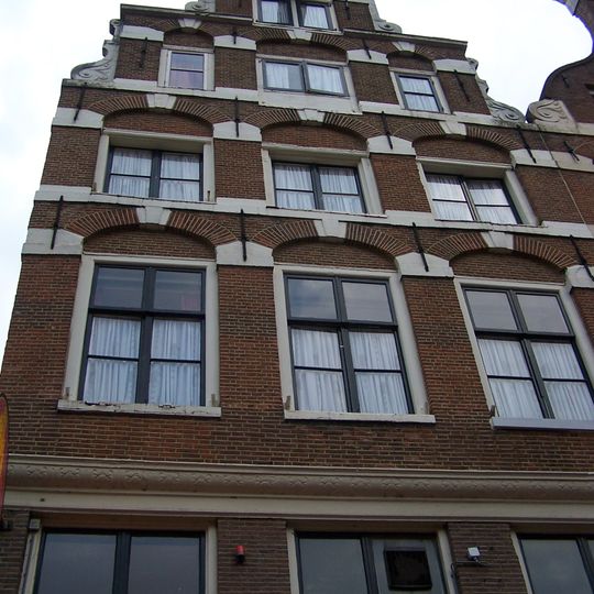 Hoekhuis, voorgevel van het type met grote blokken, met grote trappen en fraaie gesneden puibalk