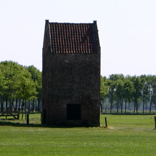 Witgesausde bakstenen duiventoren, op vierkante plattegrond met pannen zadeldak