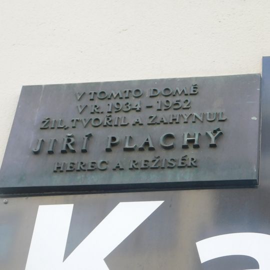 Pamětní deska Jiřího Plachého na domě Chrudimská 2158/5 na Vinohradech