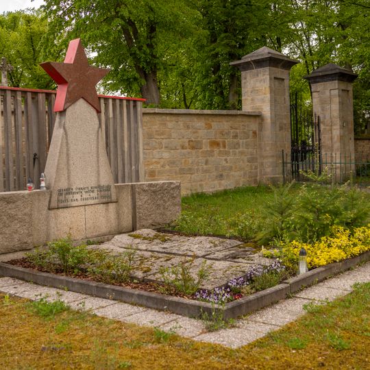 Pomník padlým rudoarmějcům u hřbitova v Sobotce