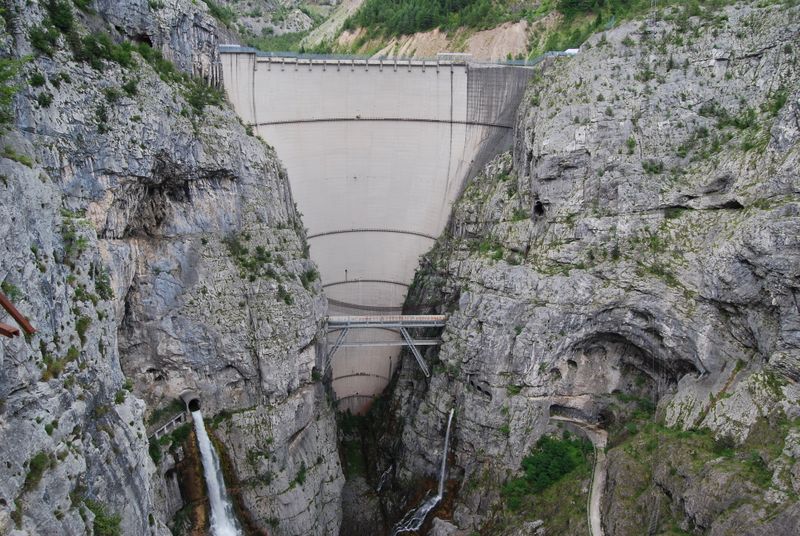 Barrage du Vajont Barrage voûte à Erto e Casso, Italie — free download