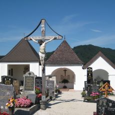 Friedhof mit 3 Nischenkapellen und Kreuz