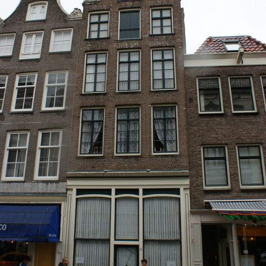 Pand met uit- en ingezwenkte halsgevel