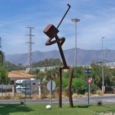 Escultura que representa de forma esquemática la figura de un golfista en el momento inmediatamente previo a golpear la bola.